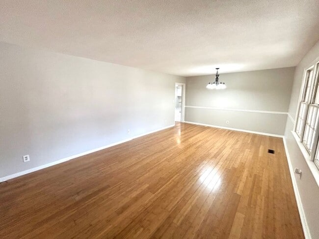 Building Photo - Move-In Ready 3 Bedroom Home with Garage & Private Yard