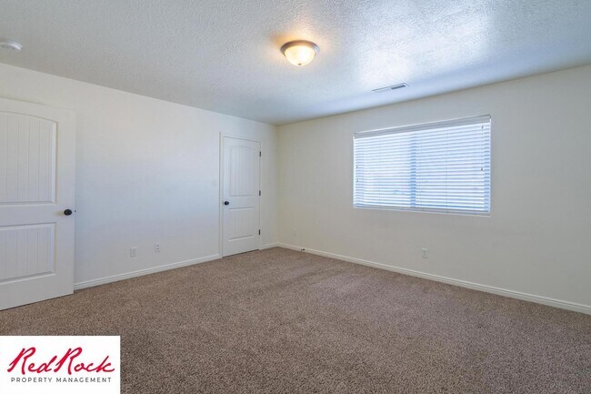Building Photo - DOG-FRIENDLY 3 Bedroom Townhome with INTERNET INCLUDED!