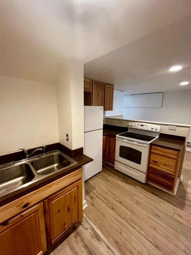 Building Photo - 607 W Babcock St