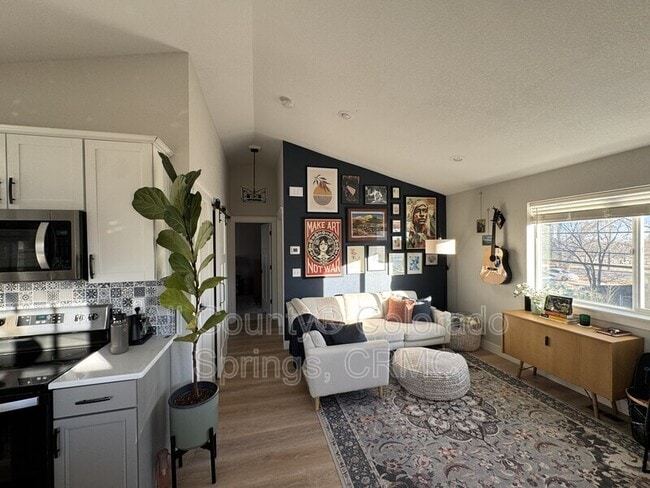 Building Photo - 824 S Logan Ave