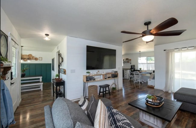 Building Photo - 1228 E Waterview St