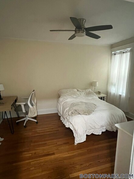 Building Photo - 364 Riverway