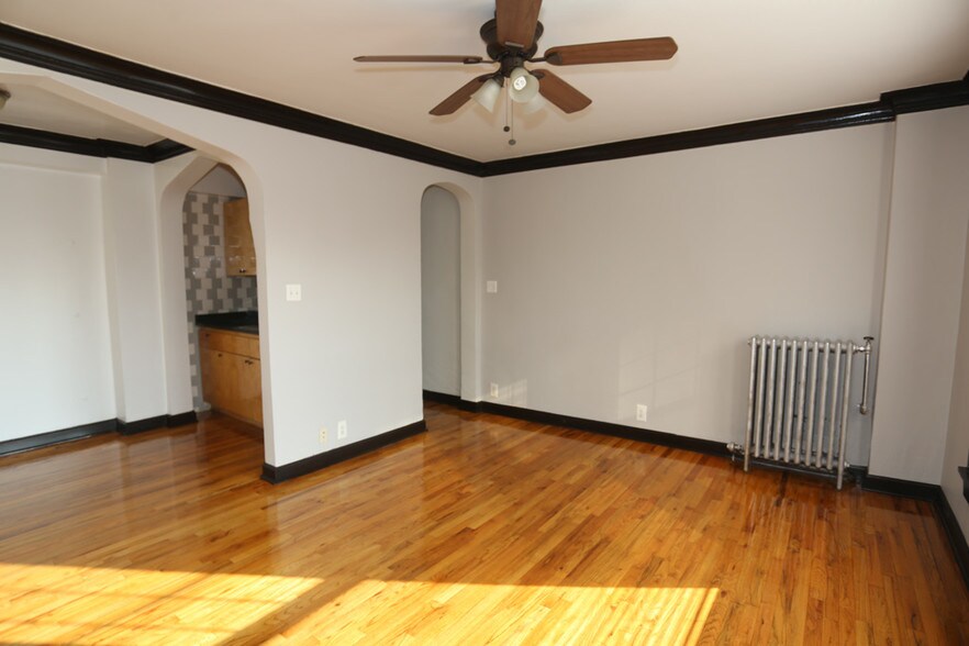 Building Photo - 846 W Montrose Ave