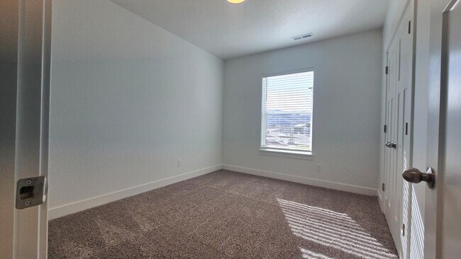Building Photo - 13073 Newbridge Ln
