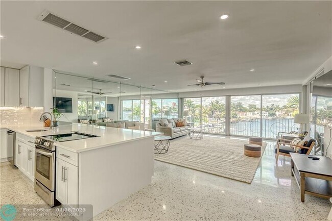 Building Photo - 2717 Yacht Club Blvd