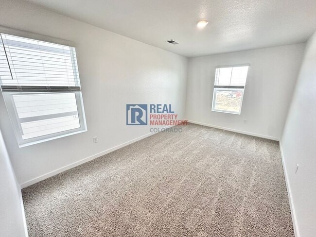 Building Photo - 778 N Clubview St