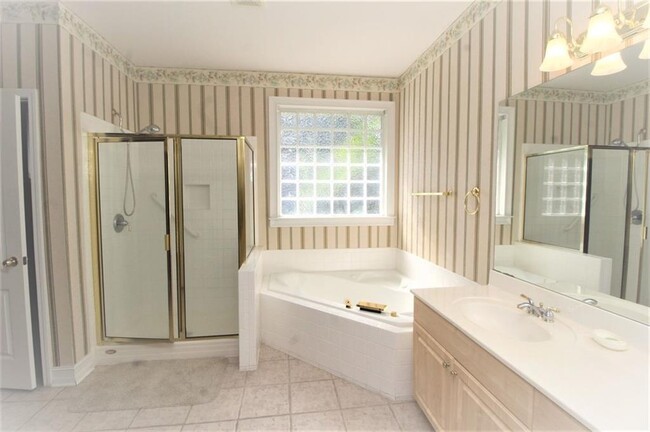 Building Photo - 1060 River Valley Dr