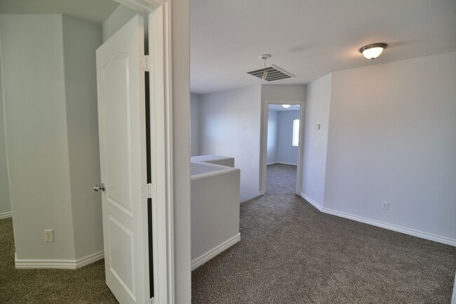Building Photo - BEAUTIFUL 4BED/3BATH Home w/ 2 Car Garage ...