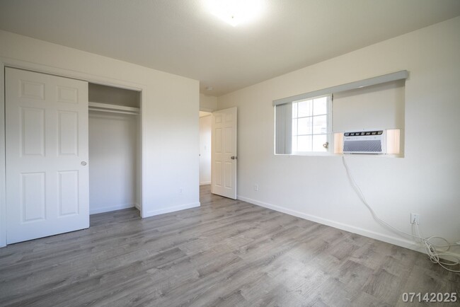 Building Photo - $2645 / 2br- 856ft2 - 2br/1ba Duplex, Incl...