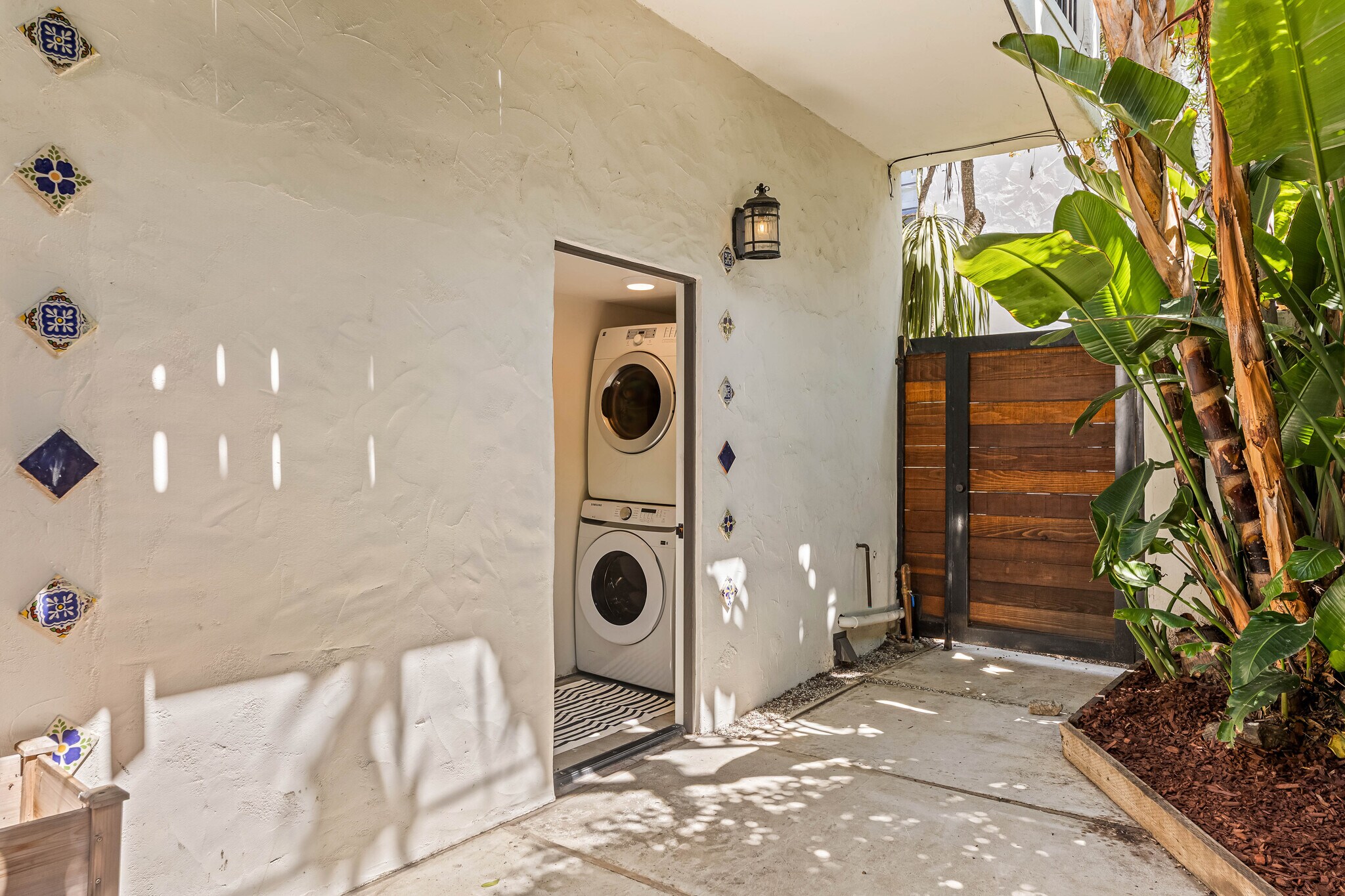 Building Photo - 801 S Burnside Ave