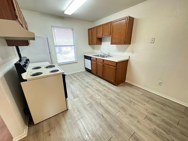 Building Photo - 1605 Benttree Dr