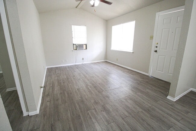Building Photo - 2915 Christian Dr
