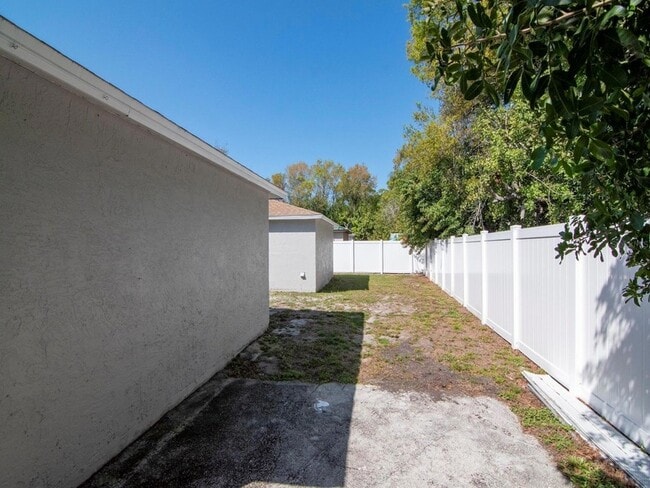 Building Photo - 1207 62nd Ave E