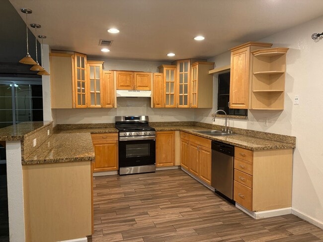 Building Photo - Great 4 bedroom home with pool