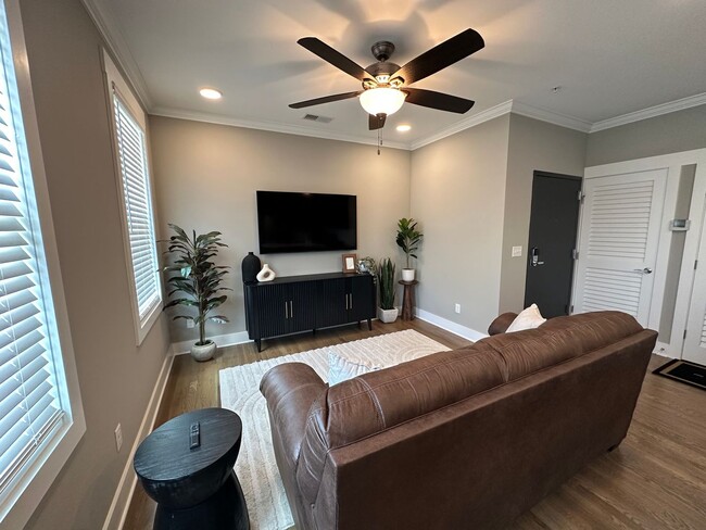 Building Photo - Beautiful Fully Furnished 1 Bed 1 Bath in ...