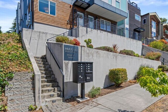 Building Photo - Stunning Columbia City Townhome w/ Views and AC (1st Month Free)