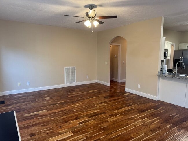 Building Photo - Great 4BR home near Brentwood