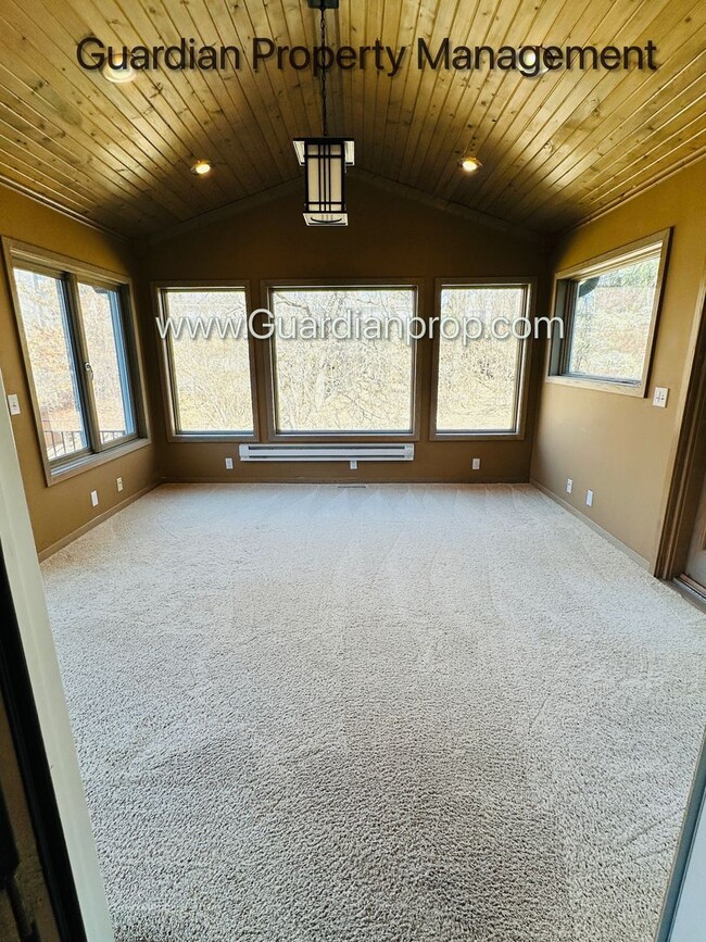 Building Photo - Eden Prairie SFH, 3 Car Garage, Sunroom, D...