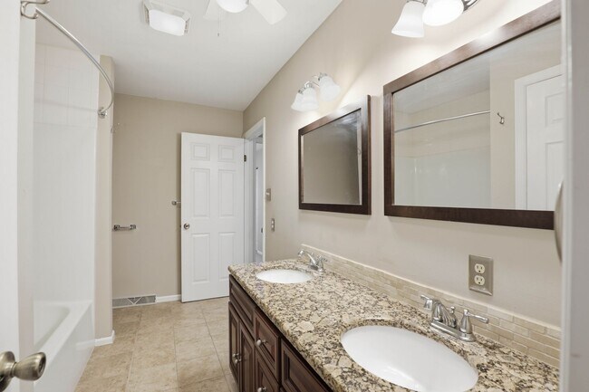 Building Photo - Stunning 3 Bedroom Townhome !
