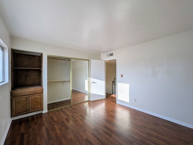 Building Photo - 2233 W Farmdale Ave