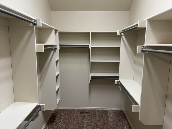 Building Photo - Beautiful granite and tile backsplash to update the large kitchen. 3 bedrooms + an office, large ...