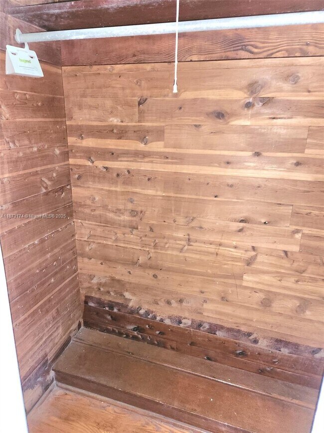 Building Photo - 7936 Harding Ave