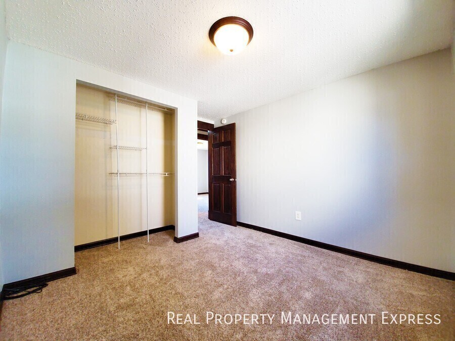 Building Photo - 4 Bed 2 Bath Home with Fenced Yard