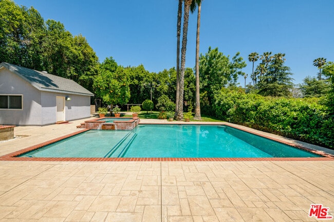 Building Photo - 8760 White Oak Ave