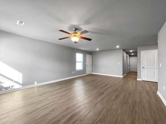 Building Photo - Charming 3-Bed, 2-Bath Ranch style duplex in the Colonial Gardens