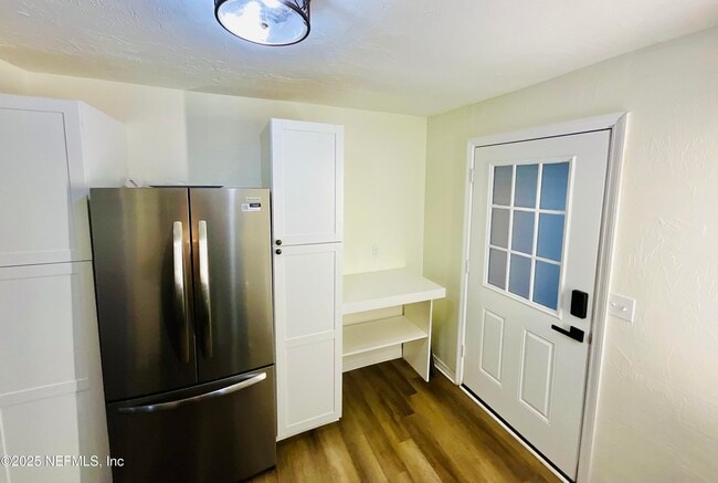 Building Photo - 18713 Charlotte Ave