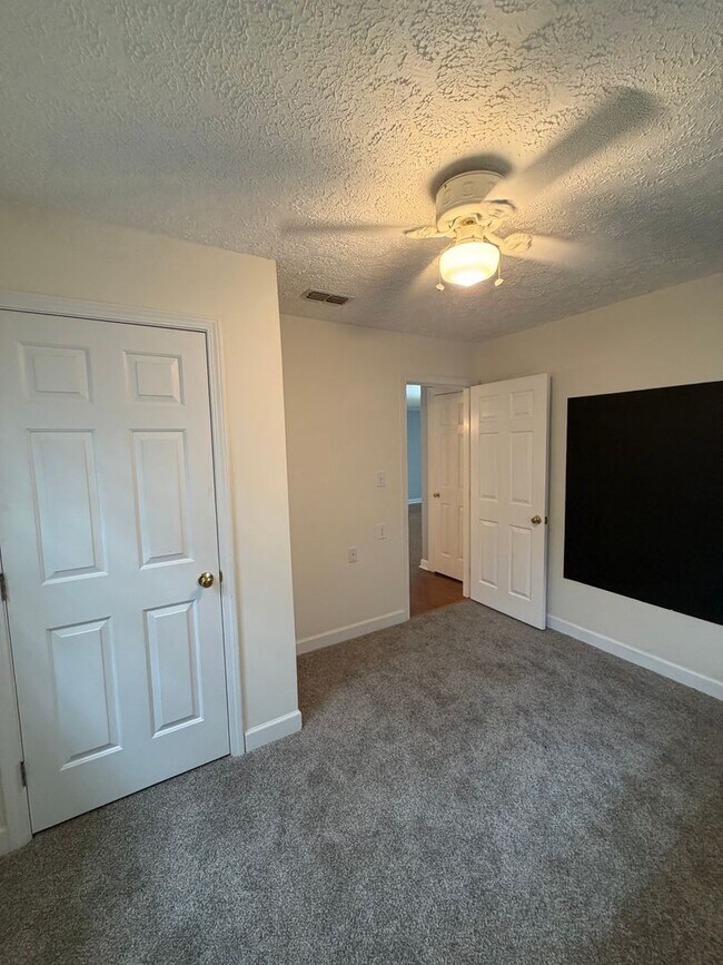 Building Photo - Fabulous 3 bedroom 2 bath in waterfront community!