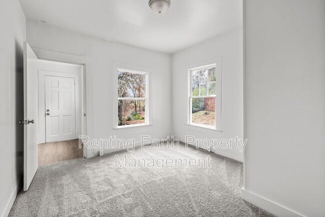 Building Photo - 612 12th St W