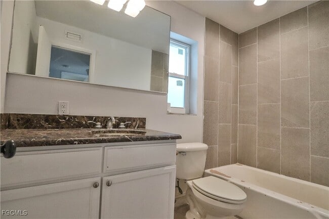 Building Photo - 305 Bougainvillea Rd W