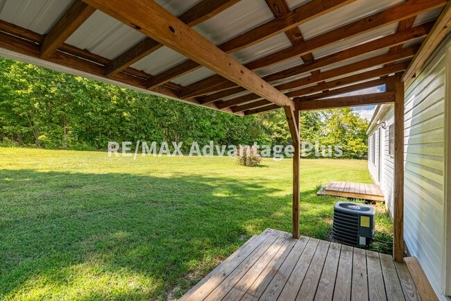 Building Photo - Spacious 4 bedroom home in private setting