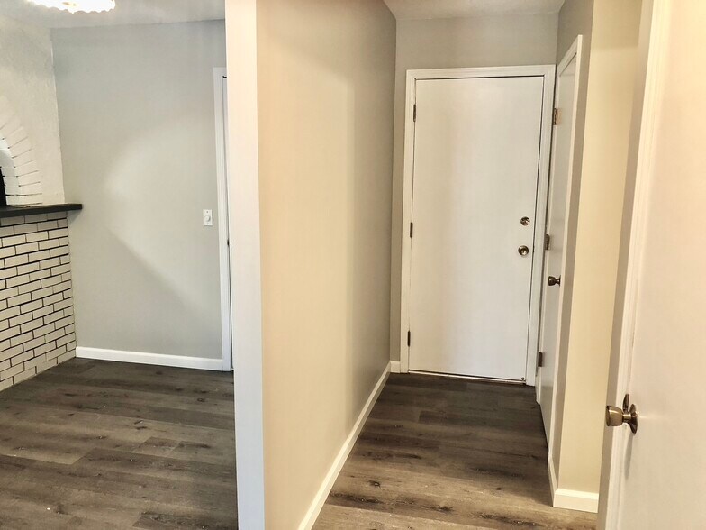 Building Photo - 9 Strawberry Bank Rd