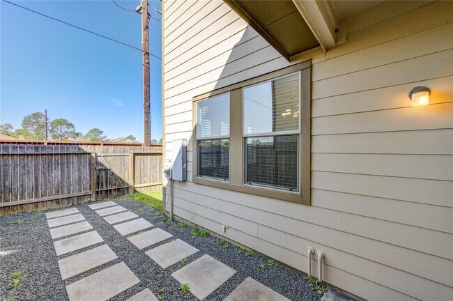 Building Photo - 8335 Hawthorn Vly Ln