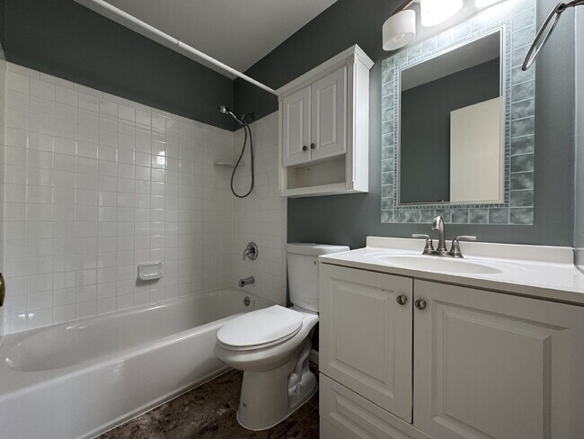 Building Photo - Delightful End-Unit Townhome in Courts of ...