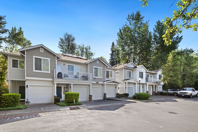 Building Photo - Spacious 3 bed Townhome