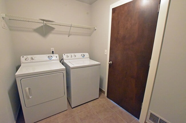 Building Photo - Shelby Township Townhouse -3 Bedrooms, 2.5 Baths, 2-Car attached garage, 1885 SF