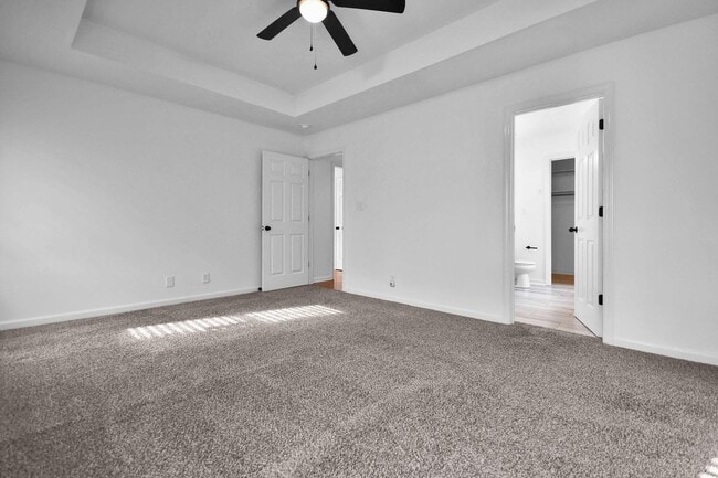 Building Photo - Three Bedroom with Bonus!