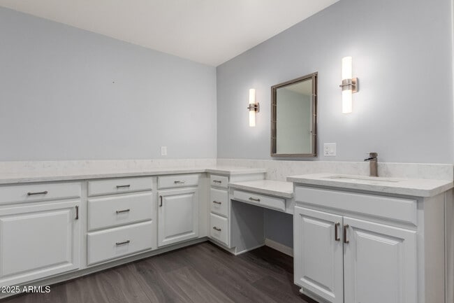 Building Photo - 481 W Half Moon Way