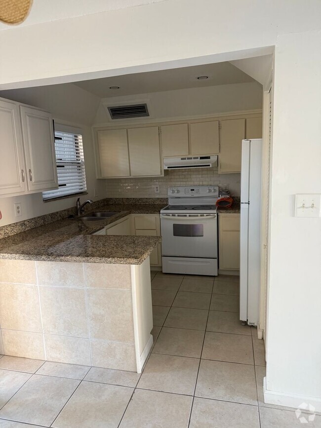 Building Photo - Spacious 1,226 SF Unit - 2 bd / 2 ba near ...