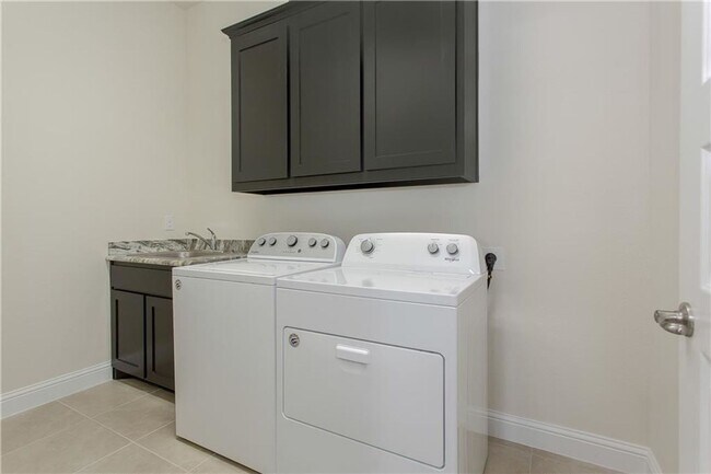 Building Photo - 2064 Remington Dr