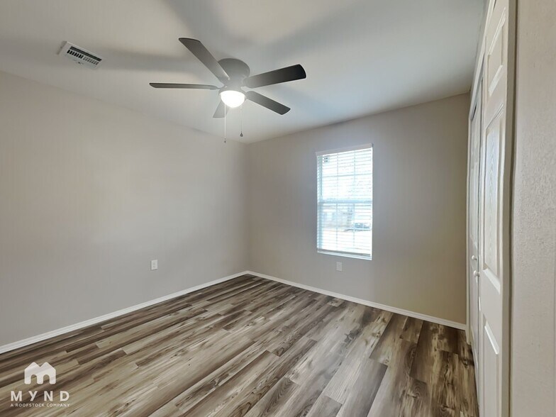Building Photo - 3212 E Noble Dr