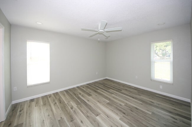 Building Photo - 286 Leafy Way Ave