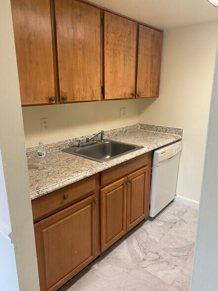 Building Photo - 567 W Diamond Ave