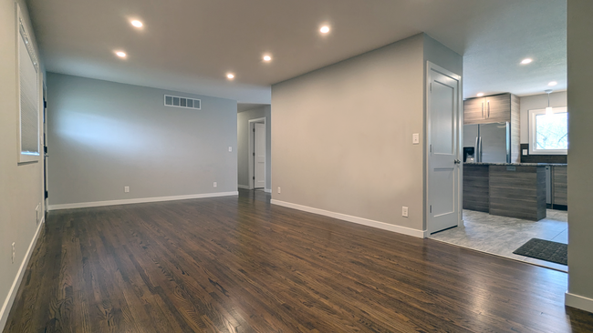 Building Photo - 2621 OAKRIDGE DR SW