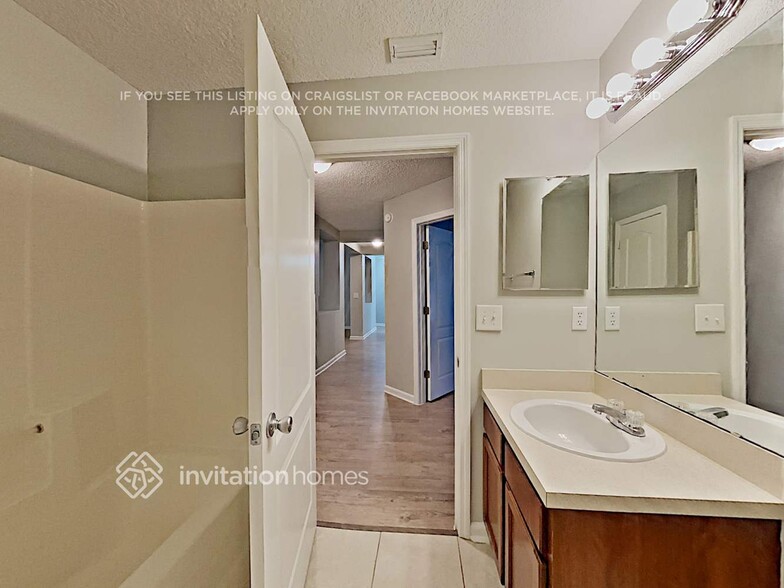 Building Photo - 858 Collinswood Dr