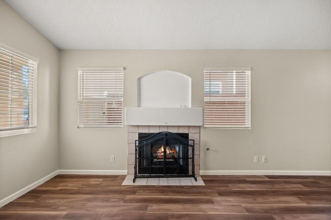 Building Photo - Beautiful 3 Bedroom Home