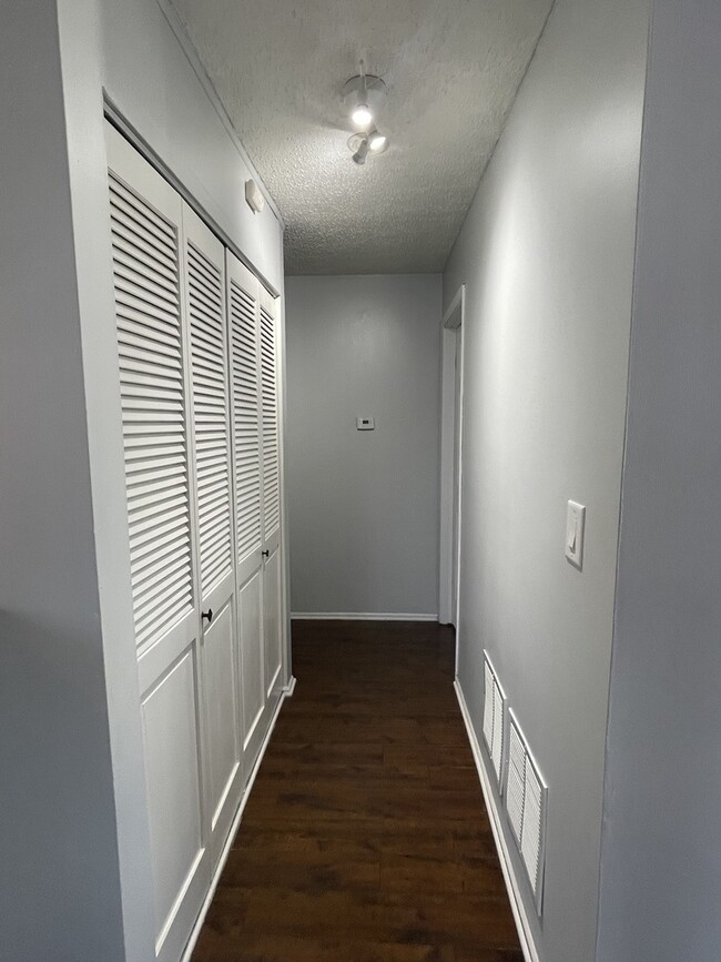 Building Photo - 479 James Ct